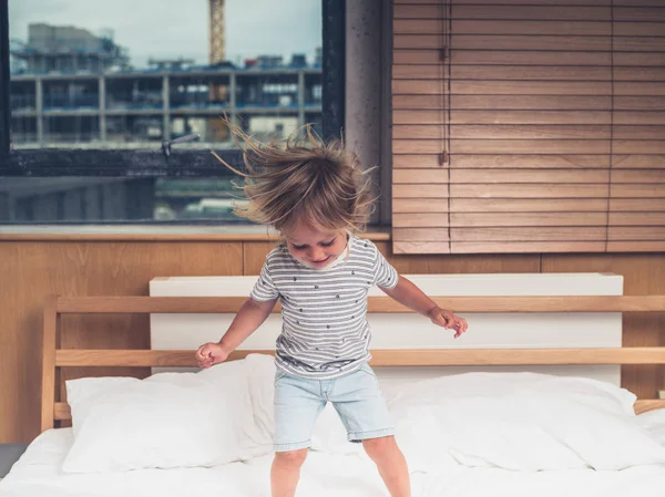 Маленький Малыш Прыгает Кровати Городской Квартире — стоковое фото