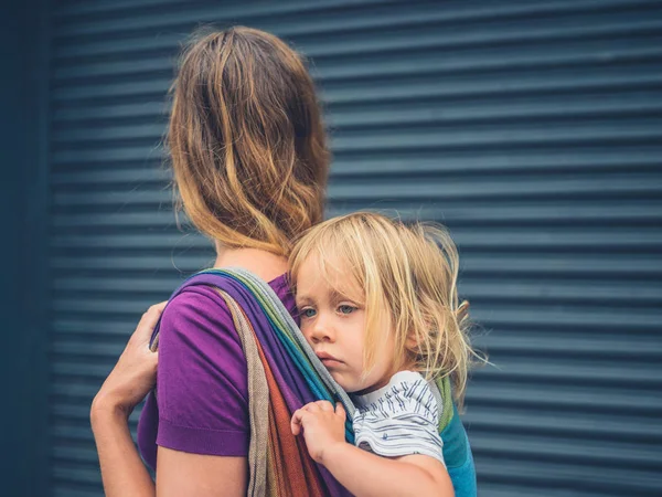 Una Joven Madre Milenaria Está Caminando Calle Con Niño Atado — Foto de Stock