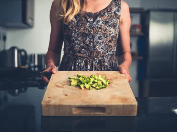 Young woman chopping avocado — Stock Photo, Image