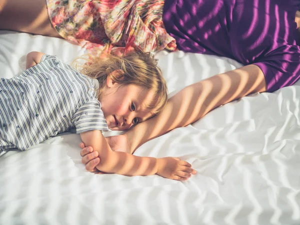 Egy Kis Kisgyermek Pihentető Egy Ágyban Anyjával Napsütésben — Stock Fotó