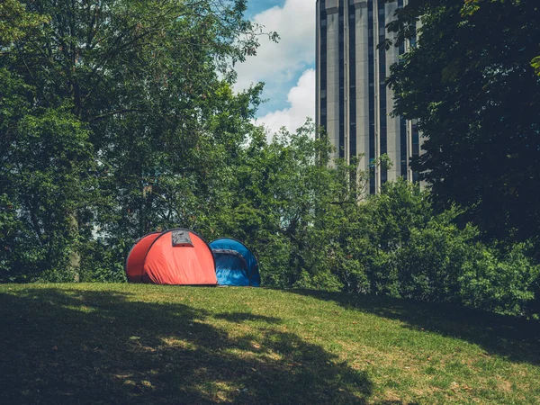 Deux tentes dressées dans un parc municipal — Photo