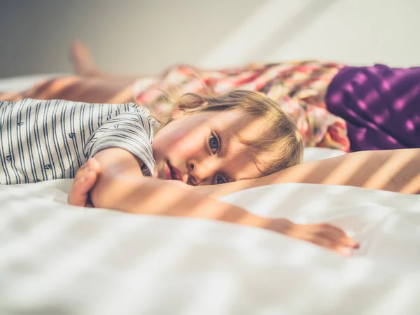 Een Beetje Peuter Ontspannen Een Bed Met Zijn Moeder Zon — Stockfoto