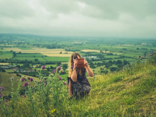 Jovem Mulher Milenar Usando Smartphone Tirar Fotos Natureza Dia Nebuloso — Fotografia de Stock