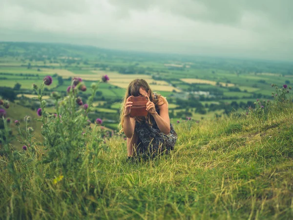 Young Millennial Woman Using Smartphone Taking Photos Nature Foggy Day — Stock Photo, Image