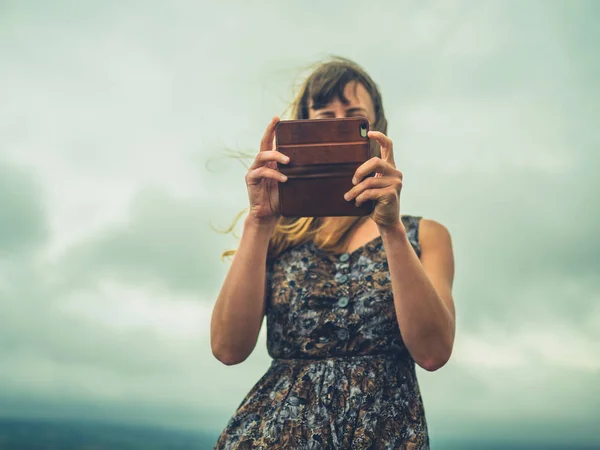 Mladá Tisíciletá Žena Pomocí Smartphonu Fotografování Přírodě Mlhavý Den — Stock fotografie