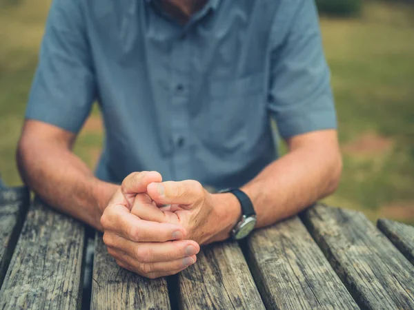 Vue Partielle Homme Repose Ses Mains Sur Une Table Extérieur — Photo