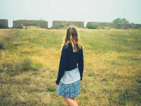 Una Giovane Donna Piedi Campo Storico Con Rovine Nella Nebbia — Foto Stock