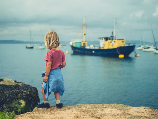 Ένα Μικρό Παιδί Περπατά Ένα Λιμάνι Μια Καλοκαιρινή Μέρα — Φωτογραφία Αρχείου