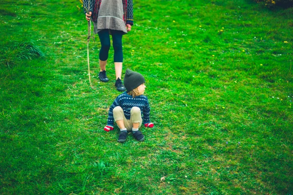 Petit Préscolaire Mère Marchent Dans Nature — Photo