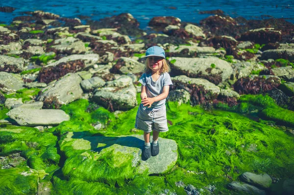 Petit Garçon Âge Préscolaire Joue Sur Plage Été — Photo