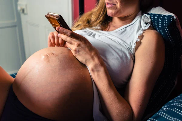 Těhotná Žena Používá Svůj Smartphone Posteli — Stock fotografie