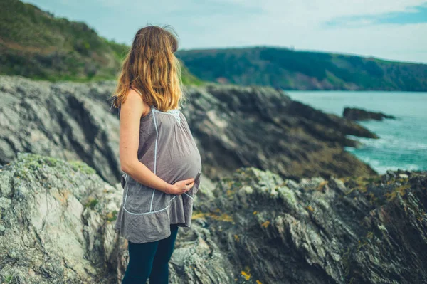 Молодая Беременная Женщина Стоит Моря — стоковое фото