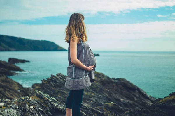 Een Jonge Zwangere Vrouw Staat Aan Zee — Stockfoto