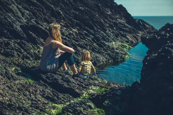 Uma Jovem Mãe Sua Pré Escola Estão Relaxando Perto Piscinas — Fotografia de Stock