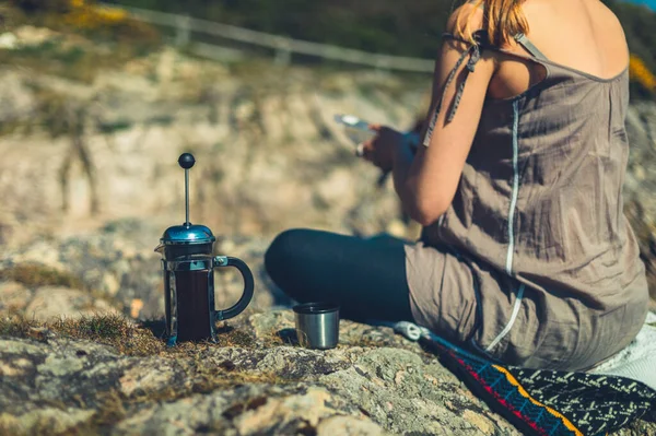 Young Woman Using French Press Make Coffee Outdoors Nature — Stock Photo, Image