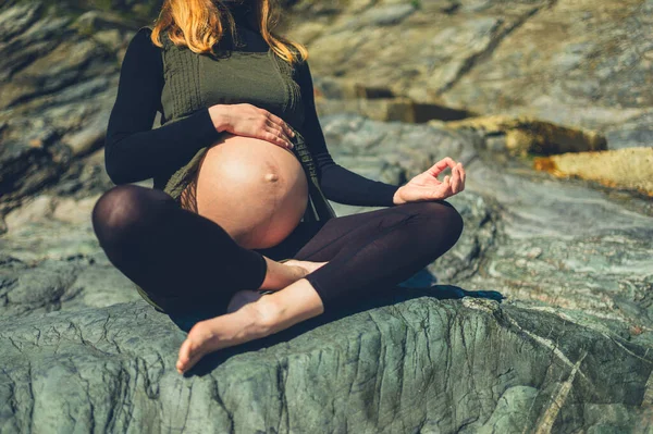 Весной Молодая Беременная Женщина Отдыхает Скале Берега — стоковое фото