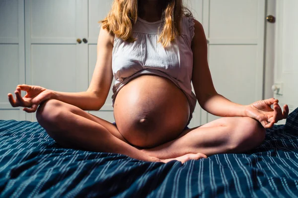 Mladá Těhotná Žena Sedí Meditační Póze Posteli — Stock fotografie