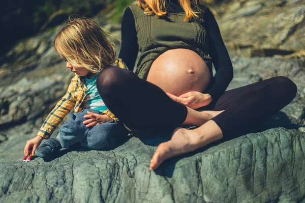 Una Joven Embarazada Hijo Edad Preescolar Están Sentados Una Roca — Foto de Stock