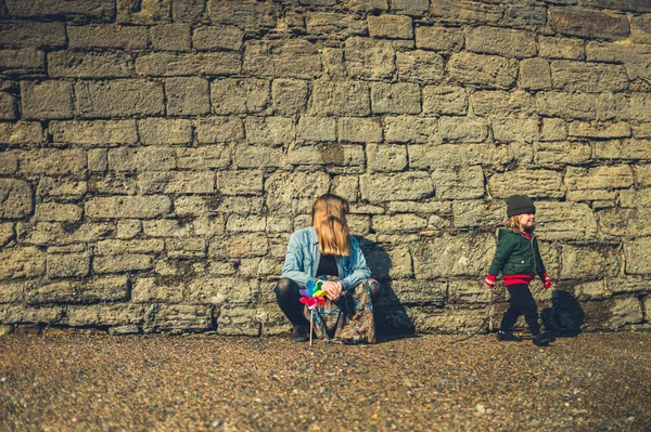 Una Giovane Madre Suo Bambino Età Prescolare Rilassano Una Spiaggia — Foto Stock