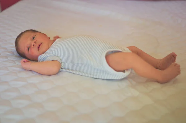 Ett Nyfött Barn Ligger Säng Hemma — Stockfoto