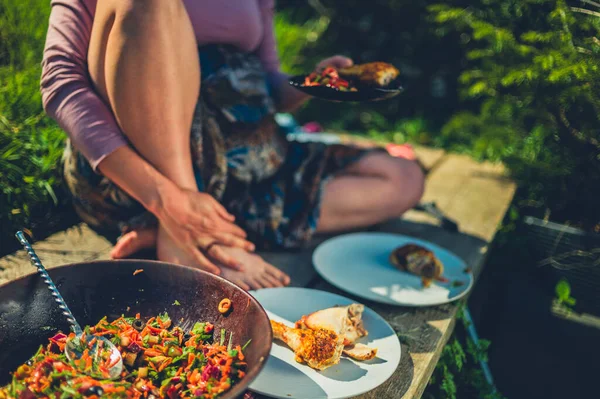 Young Woman Dishing Salad Chicken Outdoors Garden Sunny Spring Day — Stock Photo, Image