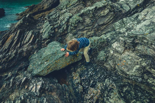 Niño Edad Preescolar Está Escalando Rocas Junto Mar —  Fotos de Stock