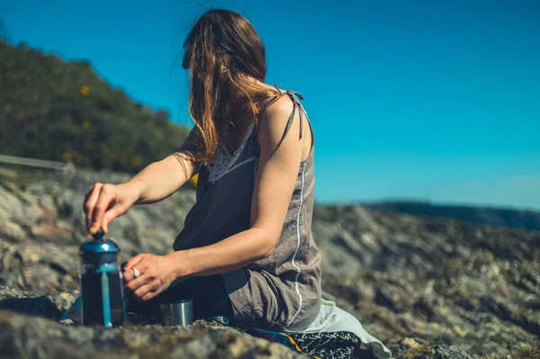 Young Woman Using French Press Make Coffee Outdoors Nature — Stock Photo, Image