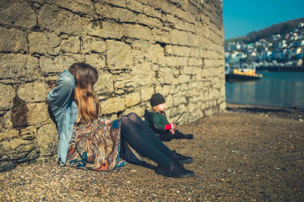 Una Giovane Madre Suo Bambino Età Prescolare Rilassano Una Spiaggia — Foto Stock