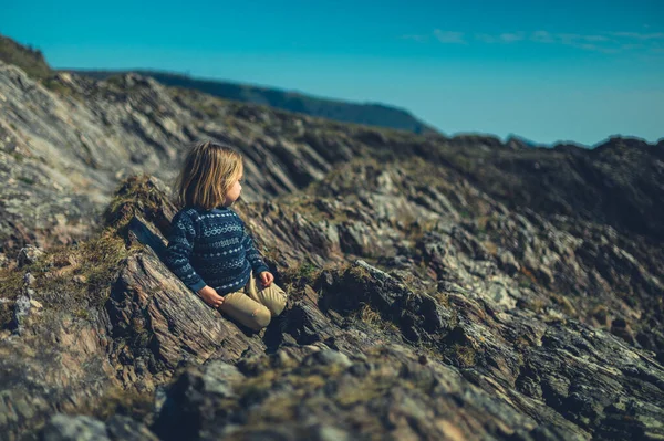 Anaokulundan Bir Çocuk Güneşli Bir Günde Deniz Kenarındaki Kayalarda Dinleniyor — Stok fotoğraf