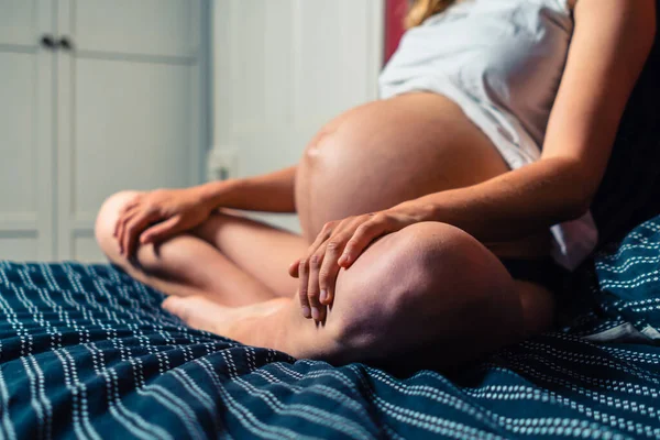 Ung Gravid Kvinna Sitter Lugn Pose Säng — Stockfoto