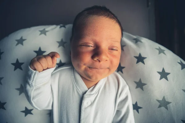 Piccolo Bambino Carino Sta Riposando Cuscino Casa — Foto Stock