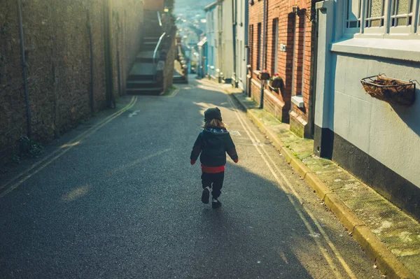 Küçük Bir Anaokulu Öğrencisi Küçük Bir Kasabanın Sokaklarında Koşuyor — Stok fotoğraf