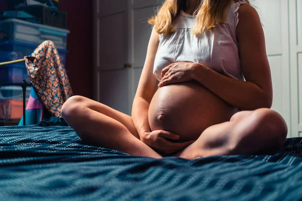 Una Joven Embarazada Está Sentada Una Cama Con Cajas Fondo — Foto de Stock