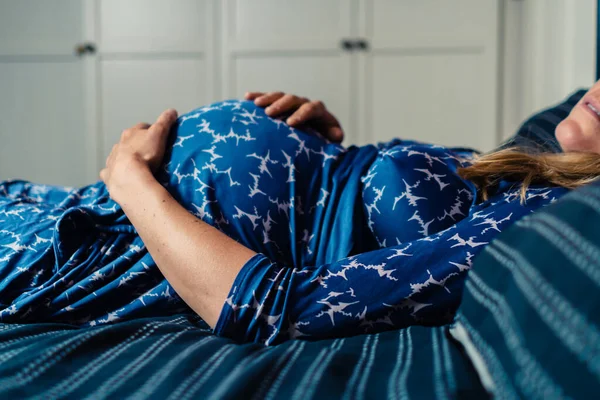 Gravid Kvinna Nattlinne Ligger Säng Med Handen Magen — Stockfoto