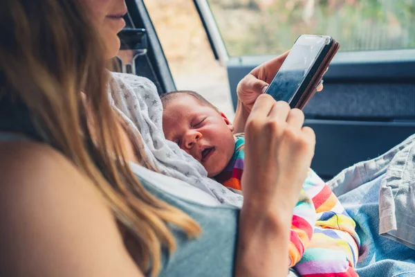 Young Mother Little Baby Using Her Smartphone Car — Stock Photo, Image