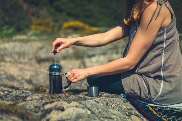 Une Jeune Femme Utilise Une Presse Française Pour Faire Café — Photo