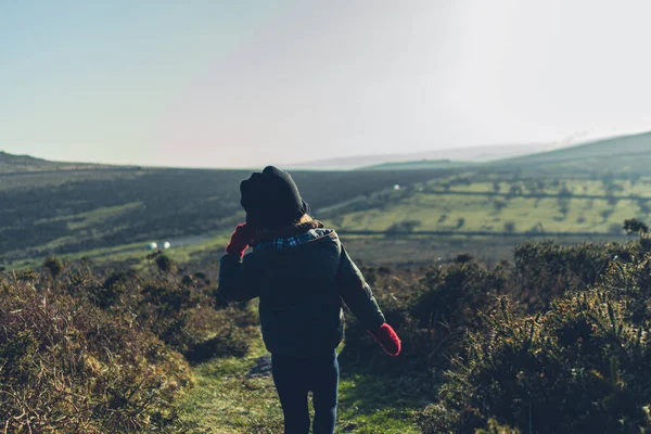 Niño Edad Preescolar Está Jugando Páramo Atardecer — Foto de Stock