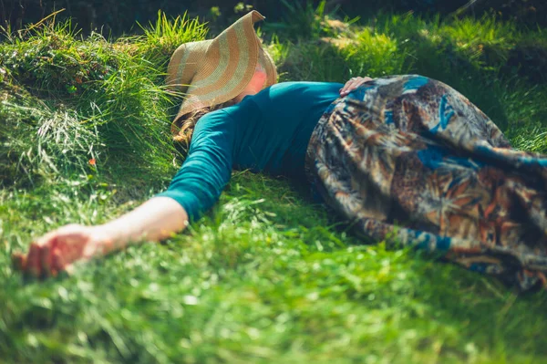 Una Giovane Donna Incinta Rilassa Sull Erba Giardino Una Soleggiata — Foto Stock