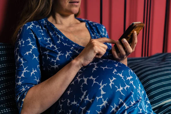 Молодая Беременная Женщина Ночной Рубашке Пользуется Смартфоном Постели — стоковое фото