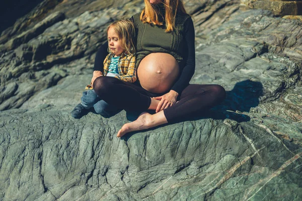 Een Jonge Zwangere Vrouw Haar Kleuter Zitten Een Rots Zon — Stockfoto