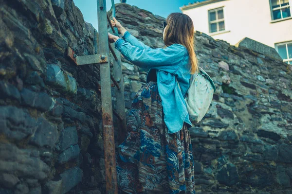 Una Joven Embarazada Está Subiendo Una Escalera Aire Libre — Foto de Stock