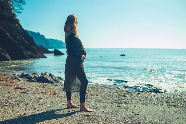 Una Donna Incinta Piedi Sulla Spiaggia — Foto Stock