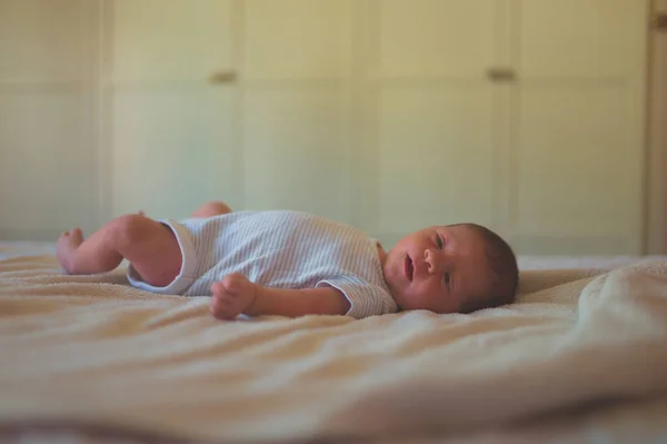 Ένα Νεογέννητο Μωρό Είναι Ξαπλωμένο Ένα Κρεβάτι Στο Σπίτι — Φωτογραφία Αρχείου