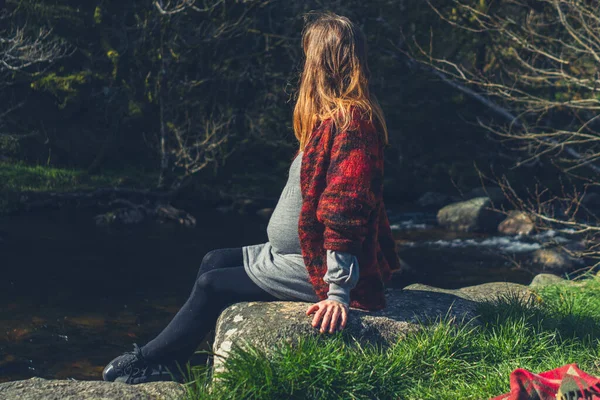 Una Giovane Donna Incinta Seduta Una Roccia Vicino Ruscello — Foto Stock