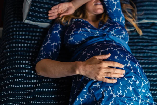 Uma Mulher Grávida Vestindo Vestido Noite Está Deitada Uma Cama — Fotografia de Stock