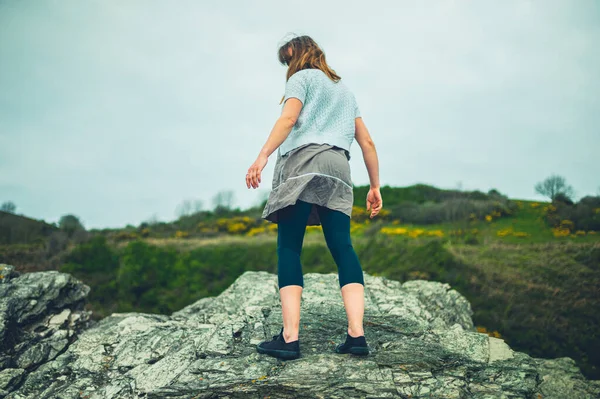 Uma Jovem Mulher Está Sobre Rochas Campo — Fotografia de Stock