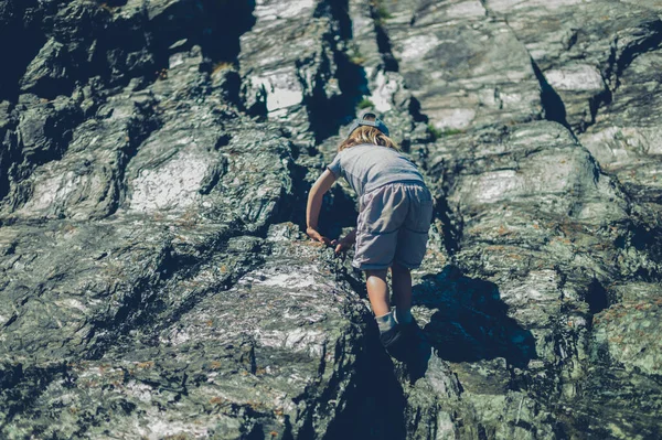 Niño Edad Preescolar Está Escalando Rocas Primavera —  Fotos de Stock