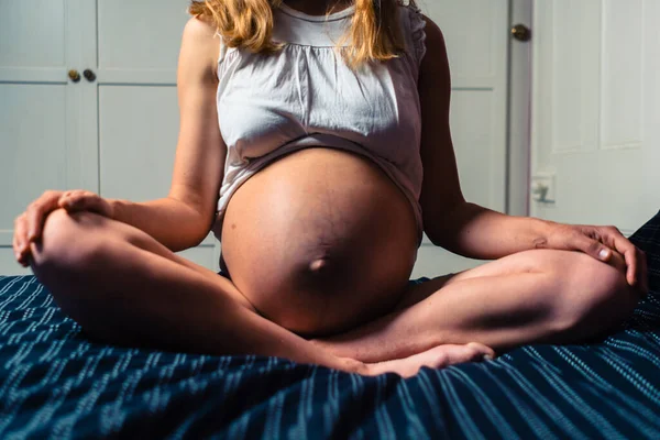 Młoda Kobieta Ciąży Siedzi Pozycji Medytacji Łóżku — Zdjęcie stockowe