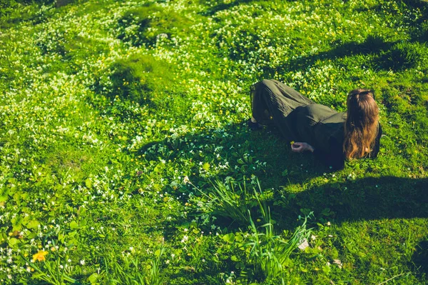 Een Zwangere Vrouw Ligt Het Gras Een Weiland — Stockfoto