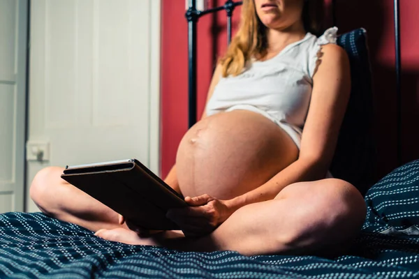 Eine Junge Schwangere Frau Benutzt Einen Tablet Computer Bett — Stockfoto